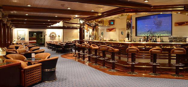EL Clipper Bar está decorado con motivos navales, creando un ambiente muy marinero CRUCEROS CELESTYAL CRUISES GRECIA CRUCEROS BARATOS LOUIS CRUISES CRUCEROS ECONOMICOS GRECIA GREEK ISLAND CRUISES LOUIS CRUISES CRUCEROS GRECIA OFERTA CRUCEROS BARATOS
